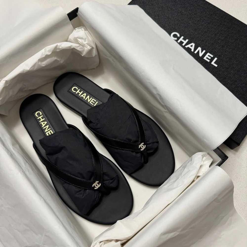 Chanel 25A Black Leather Flip Flops | NIB | Size 39 - Picture 9 of 12